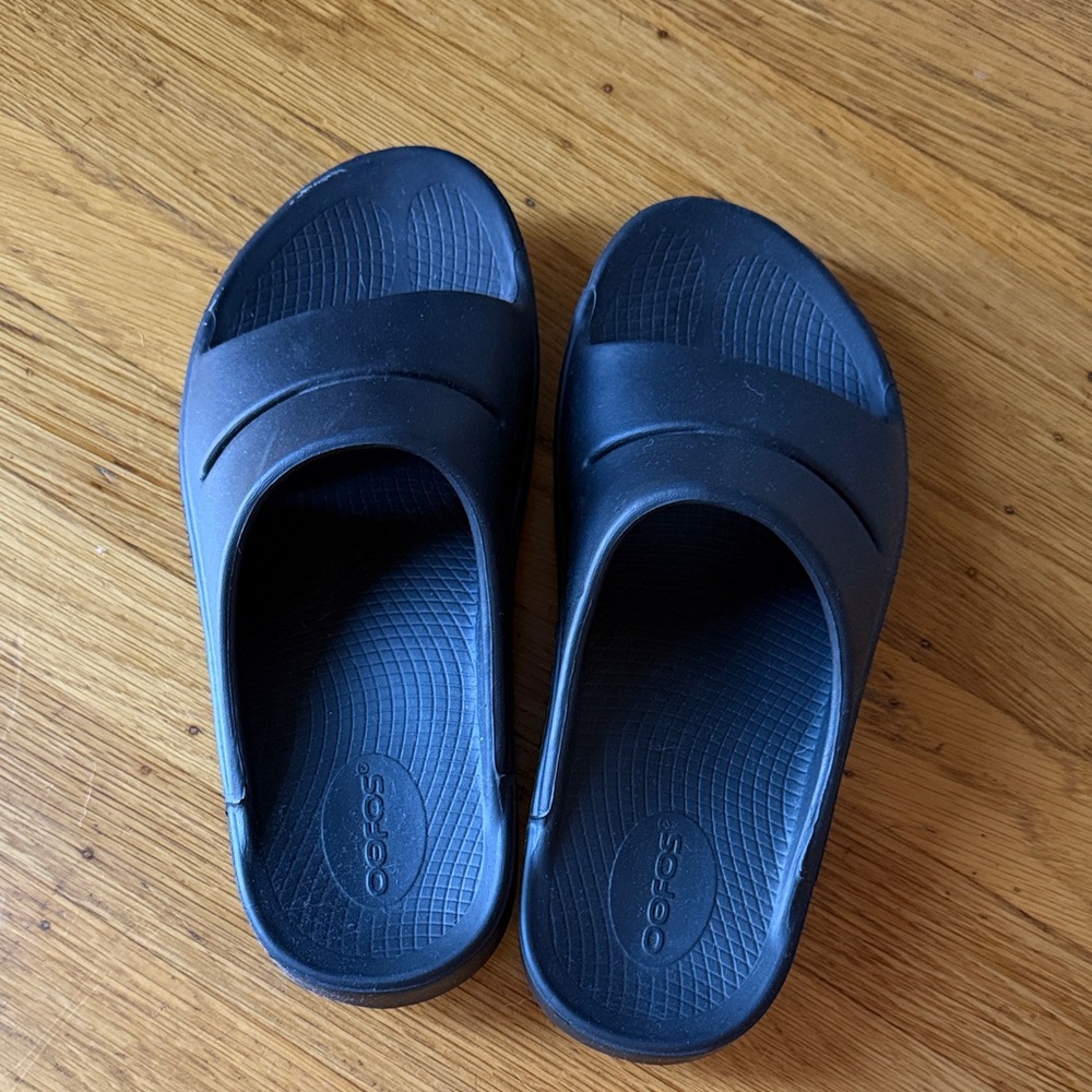 OOFOS Black Comfort Recovery Slides